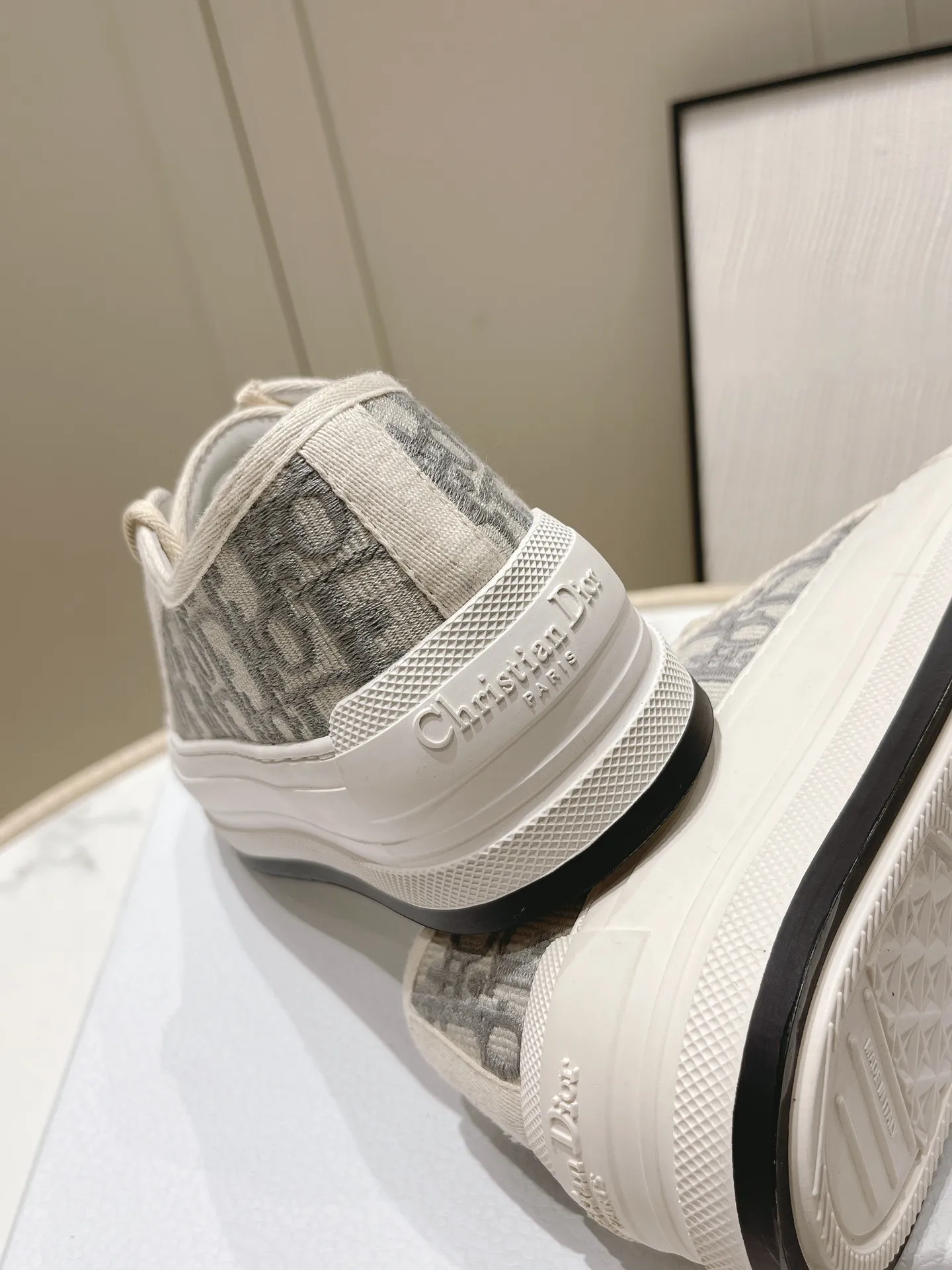 👟👟Ex-factory price 520 👟👟 Women's shoes Women's clothing Women's shoes Women's shoes Women's clothing Dior Dior Walk'n series Presbyopia Embroidery Thick-soled canvas shoes Casual sneakers Original purchase development Production This Walk'n'Dior thick-soled sneaker is a fashionable item that enhances the style of the series. Oblique printed cotton embroidered upper with comfortable platform sole, tongue and Christian Dior 👟👟 ex-factory aris signature laces. Can add fashionable temperament to all kinds of casual looks ▪️Fabric: Original customized imported Oblique printed embroidery ▪️Inner lining: Imported soft sheepskin lining ▪️Outsole: Original exclusive molded T👟👟Factory price U material ▪️Sole thickness: 4.5CM ▪️Size: Women's 35-40